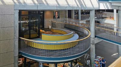 halbkreisförmiger Balkon in der Eingangshalle