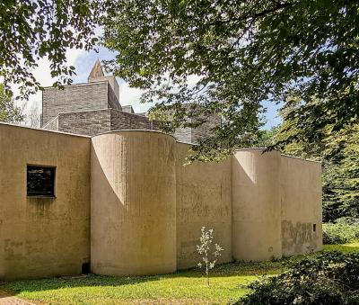 Gesamtanlage Heilig Geist Kirche Erkrath mit Außenmauern