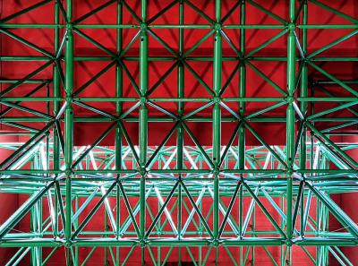 Detailansicht Raumfachwerk aus grünen Metallstäben