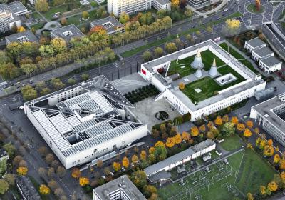 Bundeskunsthalle (rechts) und Kunstmuseum Bonn (links)
