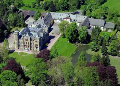 Luftbild Herrenhaus, Schlossteich und Vorburg von Schloss Herdringen