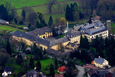 Blick auf die Anlage der Vorburg und die Rückseite des Herrenhauses