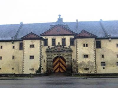 Durchfahrt der Vorburg mit geschlossenem Tor
