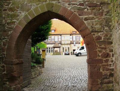 Blick durch das Burgtor in den Innenhof der Burg Blomberg