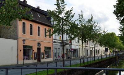 Straßenzug der Detmolder Neustadt mit denkmalgeschützten barocken Häusern