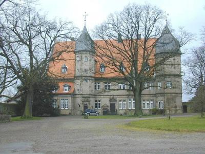 Hofseite des Schlosses mit Eingangsbereich und Treppenturm