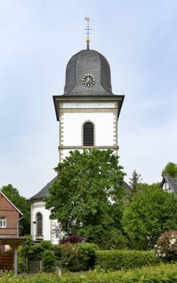 Frontansicht Kirchturm mit Turmhaube