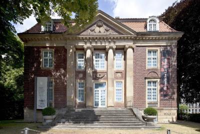 Fassade und Eingangsbereich des Museums für Lackkunst