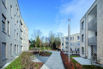 Blick durch das Wohnquartier mit Fuß- und Radweg
