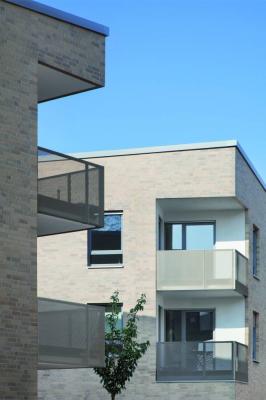 Blick auf die Balkone der Häuser