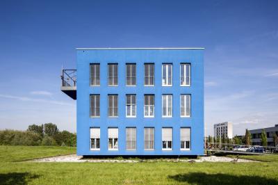 Blaues Bürogebäude Erinstraße 16