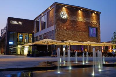 Beleuchtete Halle 32 in Gummersbach am Abend