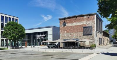 Blick vom Stadtgarten auf Halle 32 und Schwalbe-Arena