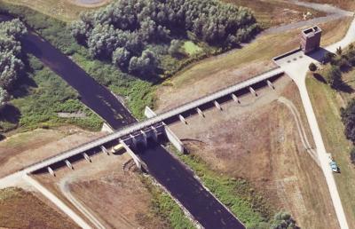 Schrägluftbild von Norden, Emscher Betriebsgebäude und Auslasswerk Dortmund-Mengede