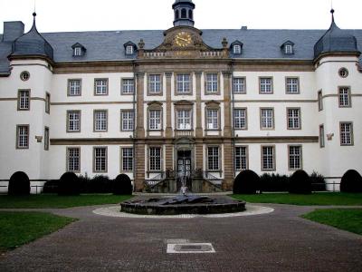Innenhof mit Blick auf den Mittelrisalit des Hauptflügels  des Jesuitenkollegs