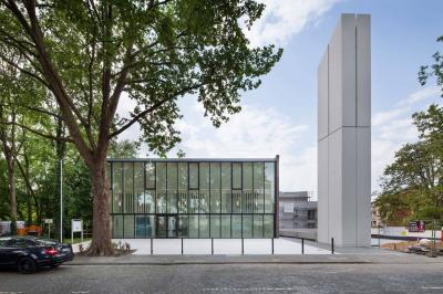 frontaler Blick auf die Epiphaniaskirche mit Kirchenvorplatz