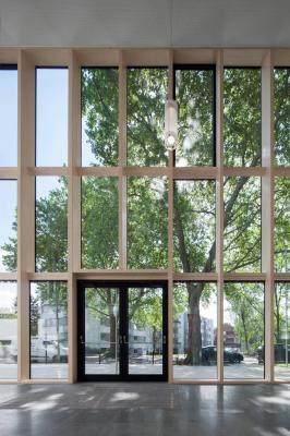 Blick vom Foyer durch die Fensterscheiben der Fassade