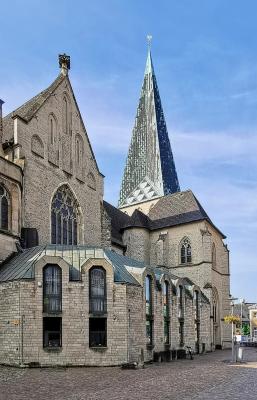Seitliche Ansicht von St. Georg mit Anbau von Böhm