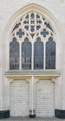 Detailansicht Kirchenfenster mit Maßwerk an der Nordseite