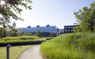 Vertriebscenter mit Glasfassade und Belichtungsröhren auf dem Dach