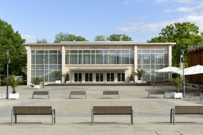 Konzerthalle Bad Salzuflen mit Vorplatz