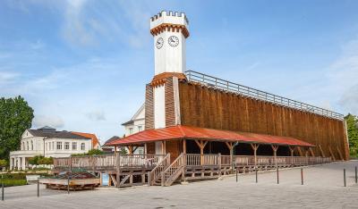 Gradierwerk mit Leopold-Bad im Hintergrund