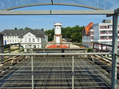 Blick von der Terrasse des ErlebnisGradierwerkes auf das Gradierwerk und das Inhalatorium