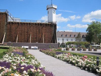 Blick über den Rosengarten auf den Uhrturm am Kurparkeingang