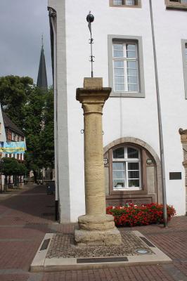 Rolandsäule vor dem Rathaus