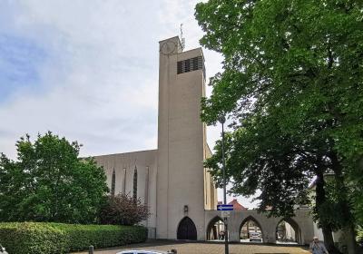 Seitenansicht St. Dreikönigen Köln-Bickendorf mit Arkadengang