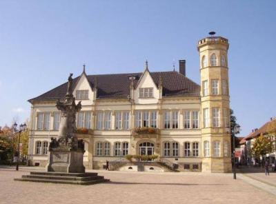 Auf dem Marktplatz: Justitia-Figur und neugotisches Rathaus