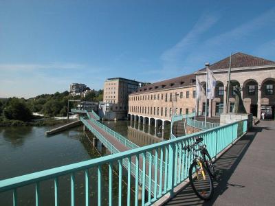 Blick von der Schlossbrücke auf das Verwaltungsgebäude