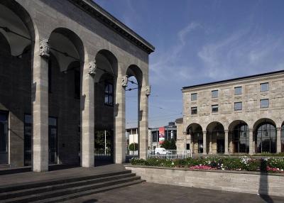 Arkaden der Hauptverwaltung mit den Arkaden der Stadthalle dahinter