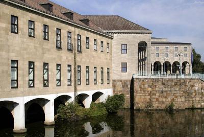 Verwaltung mit Stadthalle im Hintergrund