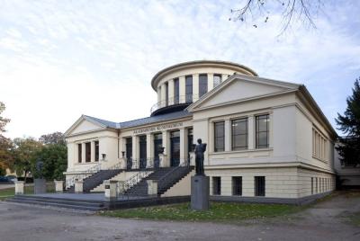 Seitlicher Blick auf die Fassade des Akademischen Kunstmuseums