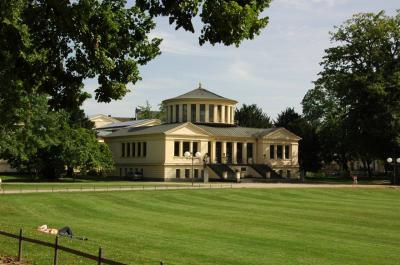 Blick auf das des Akademische Kunstmuseum mit Hofgartenwiese