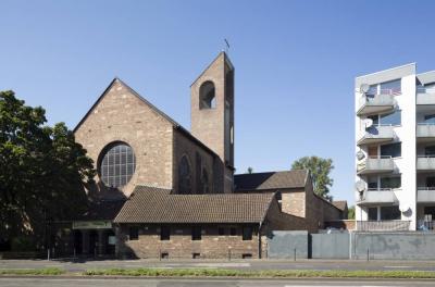 Blick auf die Kirche St. Marien und ein nebenstehendes Gebäude