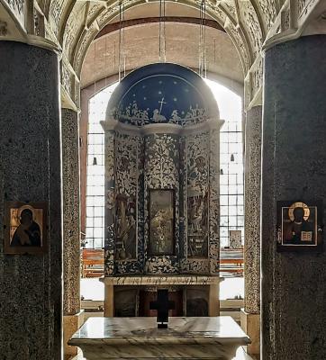 hinter dem Altar