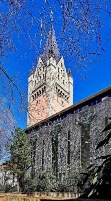 Historistischer Turm mit Seitenwand des neuen Kirchenschiffs