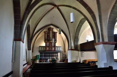 Innenansicht mit Blick auf die Orgel