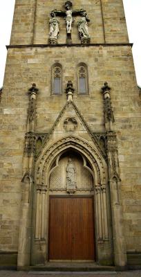 Eingangsportal mit Statue der Heiligen Lucia im Tympanon