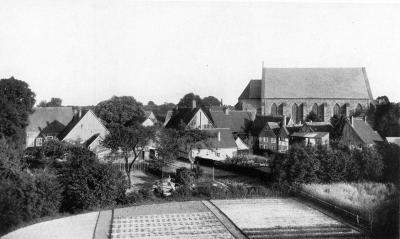 St. Lucia 1896 noch ohne Turm, vom Neubau des Krankenhauses aus gesehen