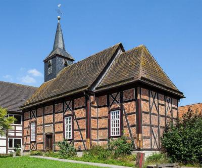 seitlicher Blick auf die Kapelle und den Rechteckchor