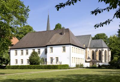 Pfarrhaus und Klosterkirche dahinter
