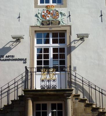 Ehem. Annenhof, Eingangsfront mit Freitreppe und Wappen