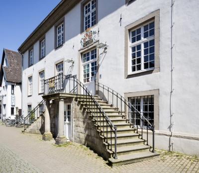 Eingang mit Treppenanlage