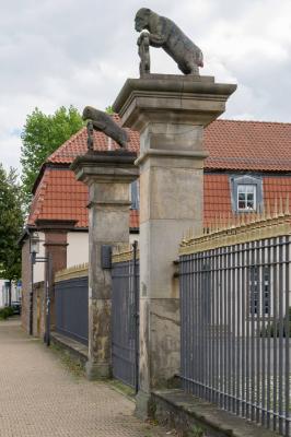 Blick auf die Torpfeiler und das Lanzengitter