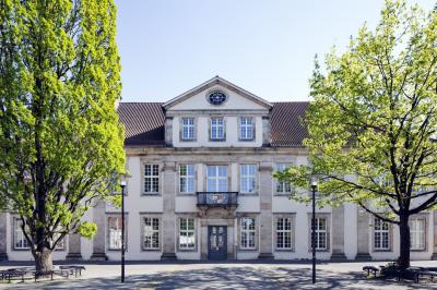 Frontansicht Mittelrisalit mit Haupteingang