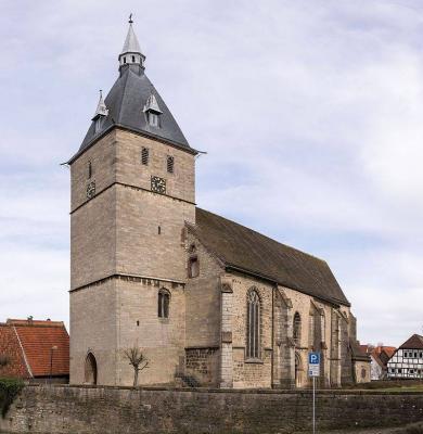 Außenansicht von St. Nikolaus mit Blick auf den Westturm