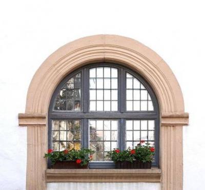 Detail Fenster in Rundbogen